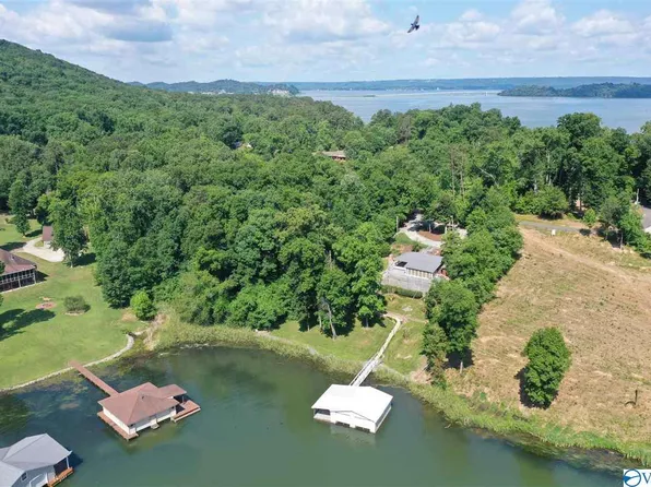 104 Signal Point Dr, Guntersville, AL 35976