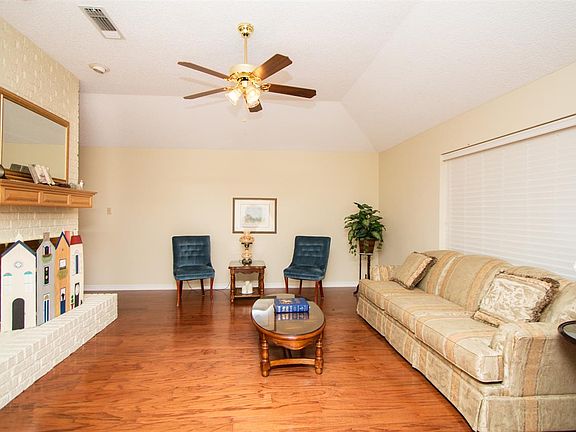 3rd image of 7 Woodland Dr