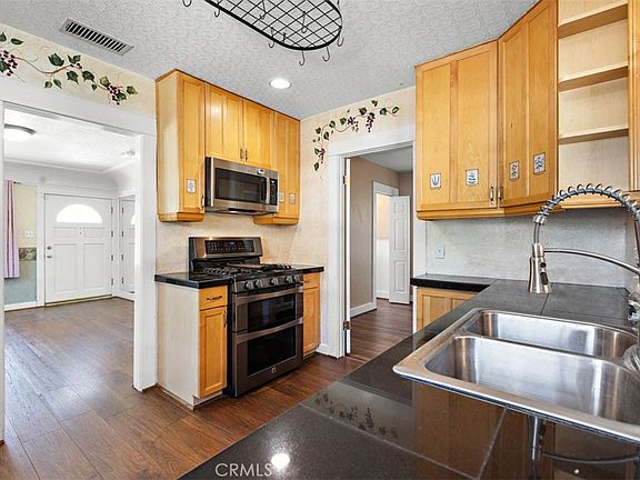 4th image of 41713 Mayberry Ave