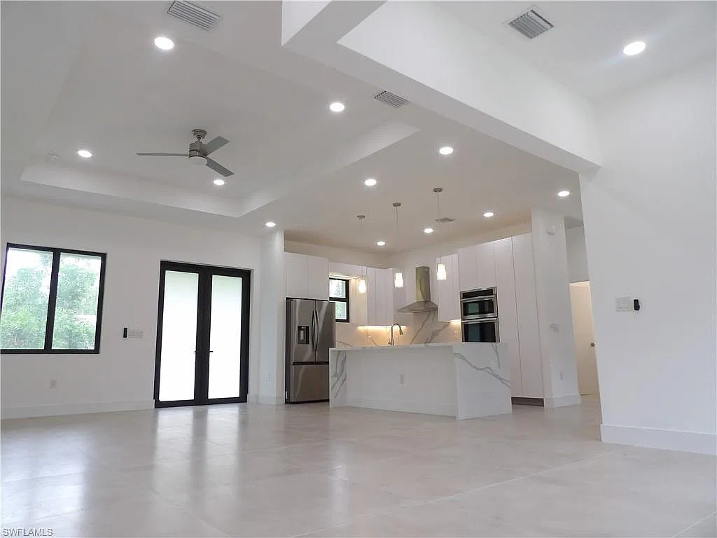 3 bed, 2.0 bath, 1904 sqft, $2,200 — Photo 2