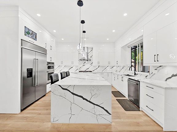 5th image of 11927 85a Ave