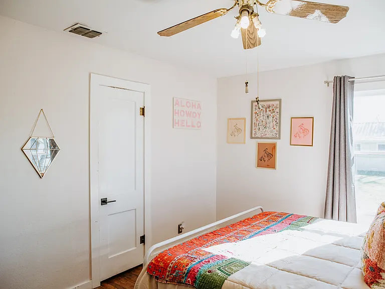 604 W Pecan St — Photo 50