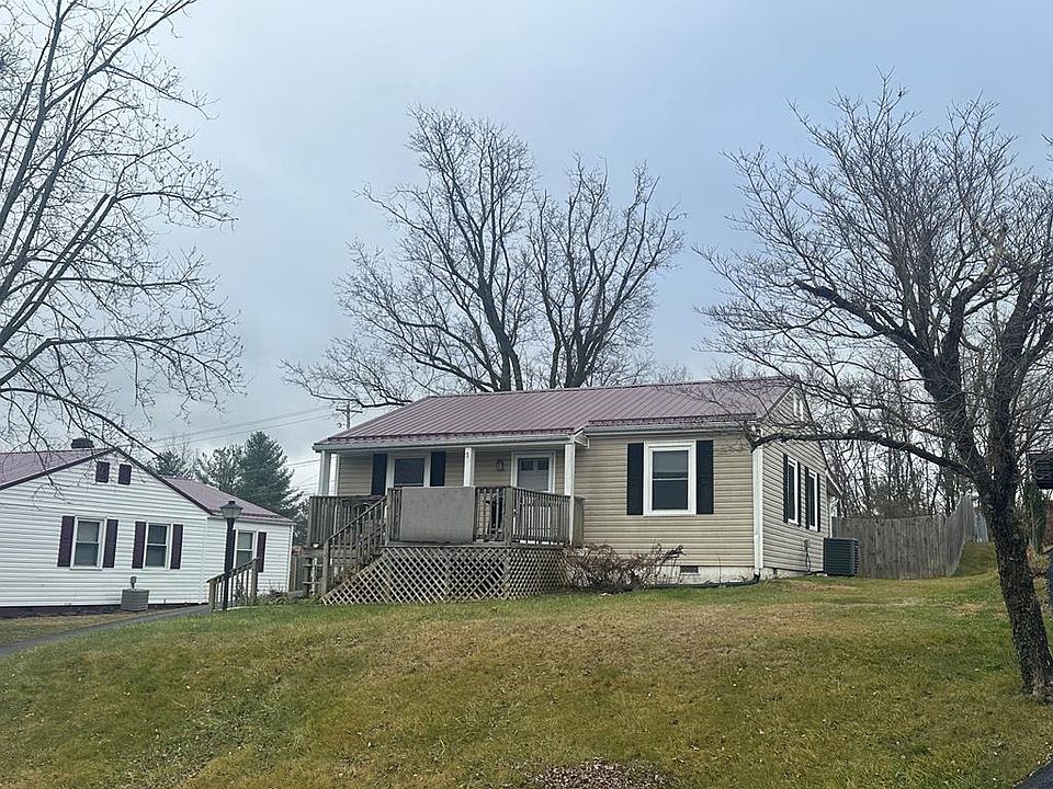 1st image of 376 Lowry Dr SW