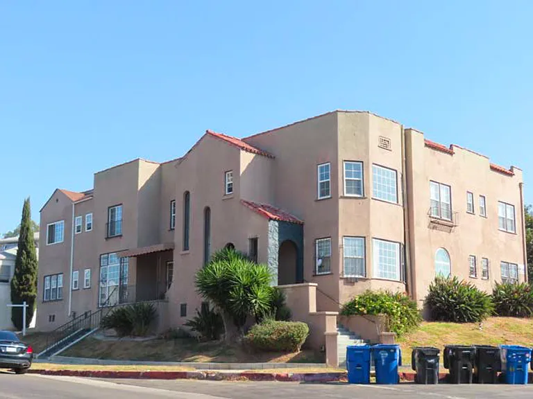 2612 Edgehill Dr — Photo 1