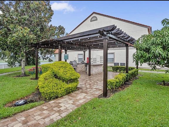 4th image of 2103 Cassia Cir APT J