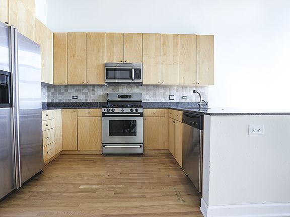 5th image of 2451 N Clybourn Ave