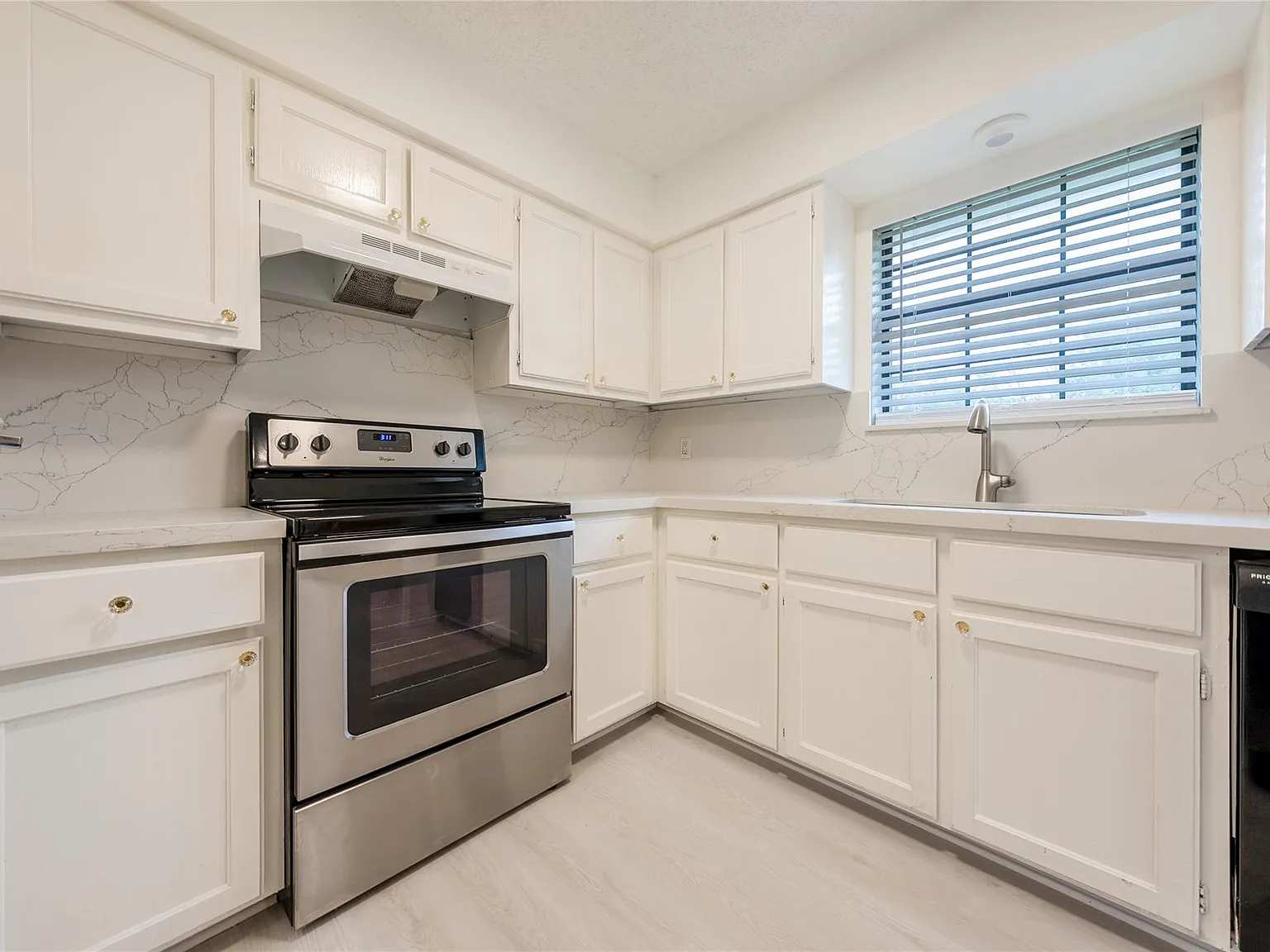 3 bed, 2.0 bath, 1058 sqft, $1,750 — Photo 2