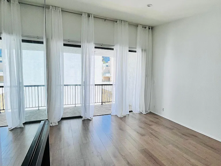 906 N Doheny Dr #512 — Photo 16