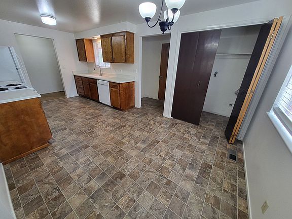 3rd image of 1704 Pyrenees St