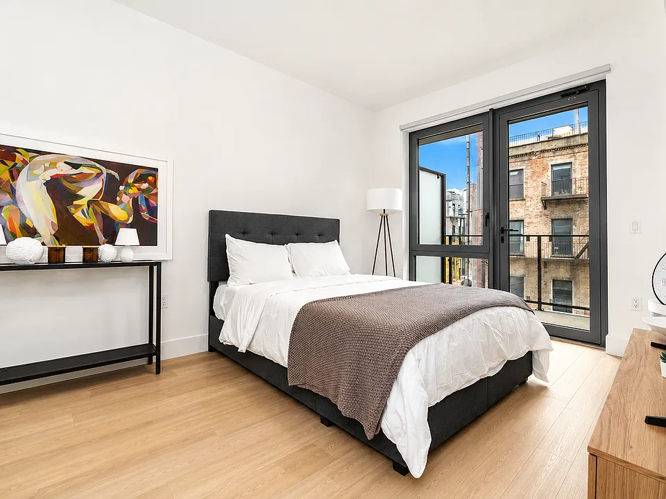 282 Grand St #404