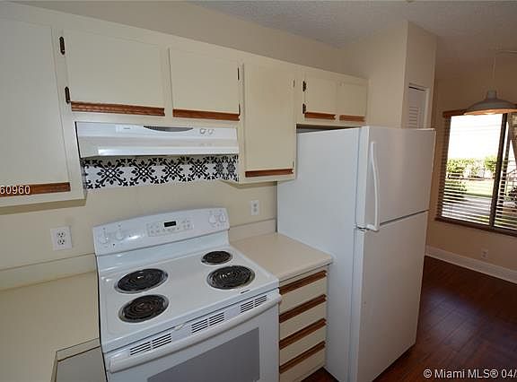 4th image of 1396 The Pointe Dr #1396