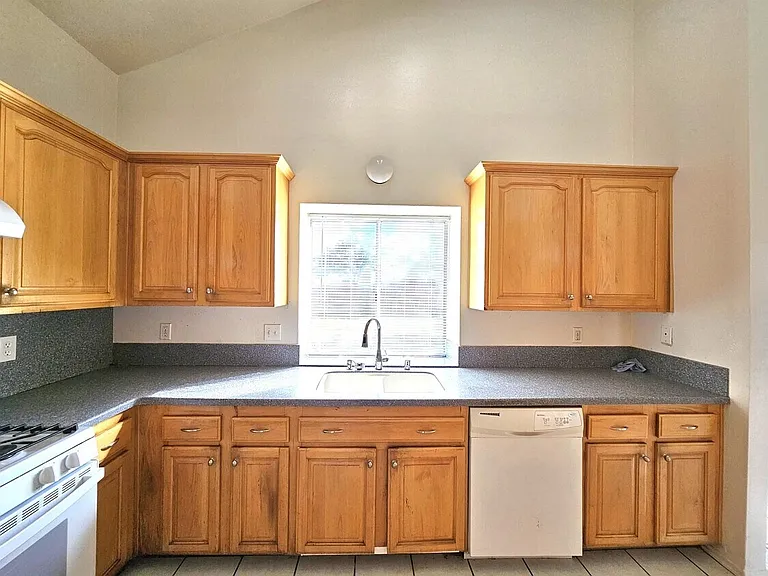 24657 Carolyn Ave — Photo 10