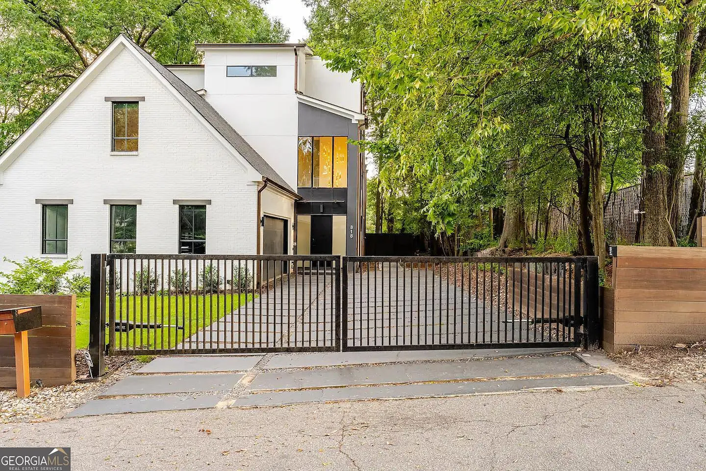 6 bed, 4.5 bath, 6000 sqft, $24,999 — Photo 1