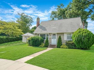 11 Foxcroft Rd, Albertson, NY 11507