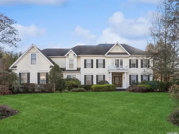 24 Legends Circle, Melville, NY 11747