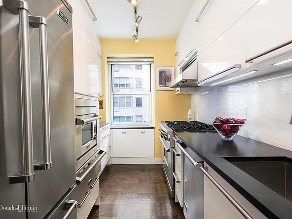 2nd image of 25 Sutton Pl S APT 3O