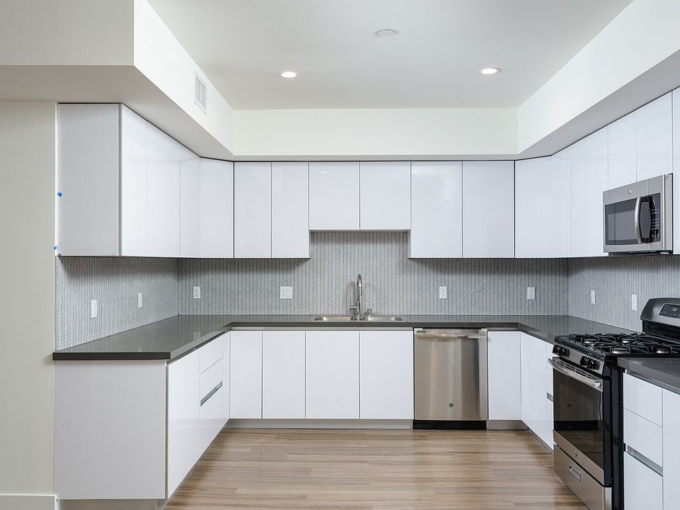 1st image of 11847 Kiowa Ave Penthouse 6