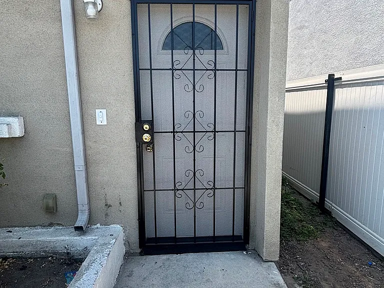 9029 S Avalon Blvd — Photo 2