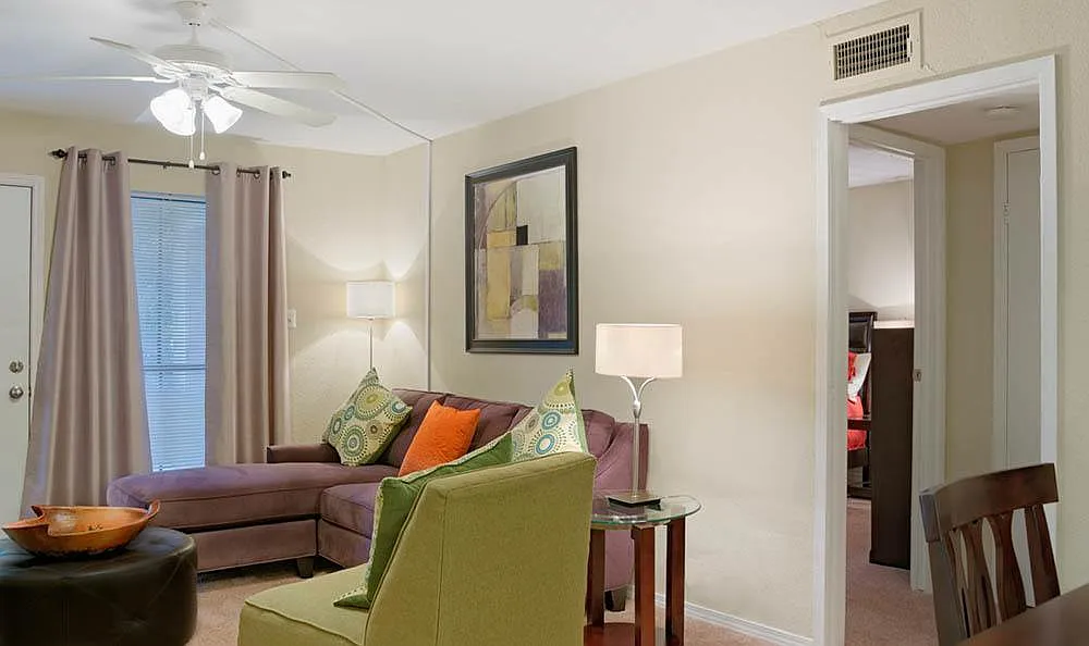 Del Lago Apartments — Photo 4
