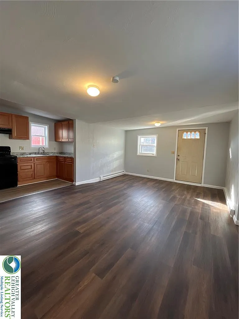 1 bed, 1.0 bath, 610 sqft, $895 — Photo 3