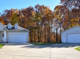 77 Ridge Peak Ct, Maple Heights, OH 44137