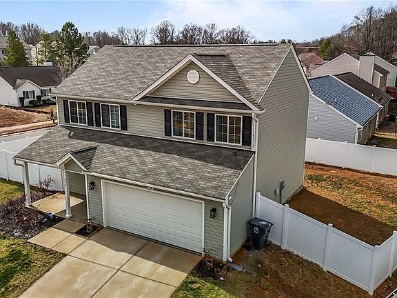 3rd image of 3901 Sanderston Dr
