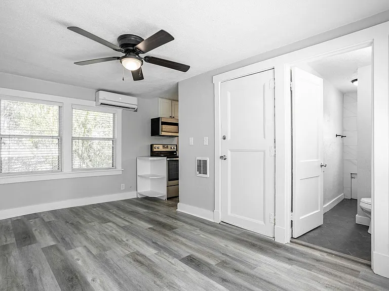 2401 Dartmouth Ave N #B — Photo 14