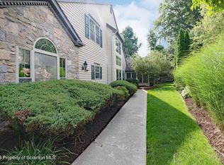102 Stone Crest Cir, South Abington Township, PA 18411