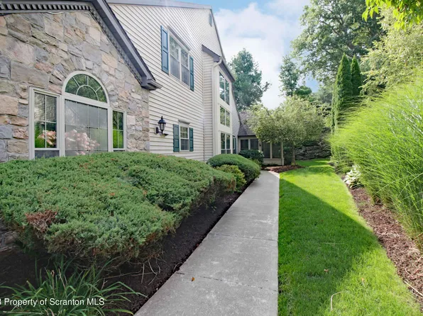 102 Stone Crest Cir, South Abington Township, PA 18411