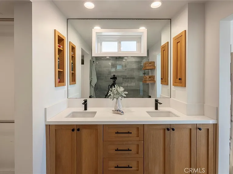 1082 Temple Hills Dr — Photo 24