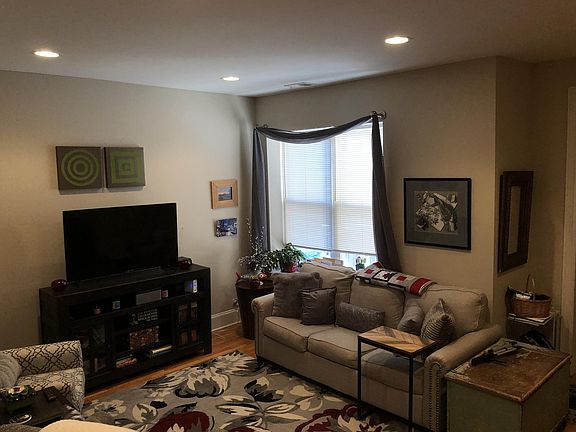 3rd image of 4668 N Broadway St #1B