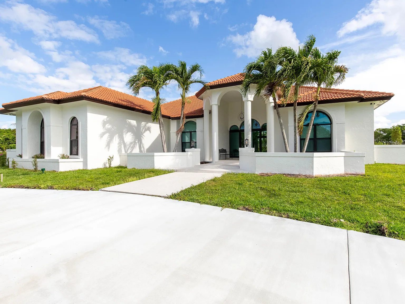 4 bed, 5.0 bath, 3687 sqft, $20,000 — Photo 2