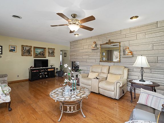 3rd image of 3220 Caroline Dr