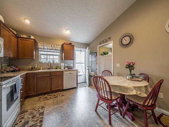 5th image of 305 Oakwood Dr