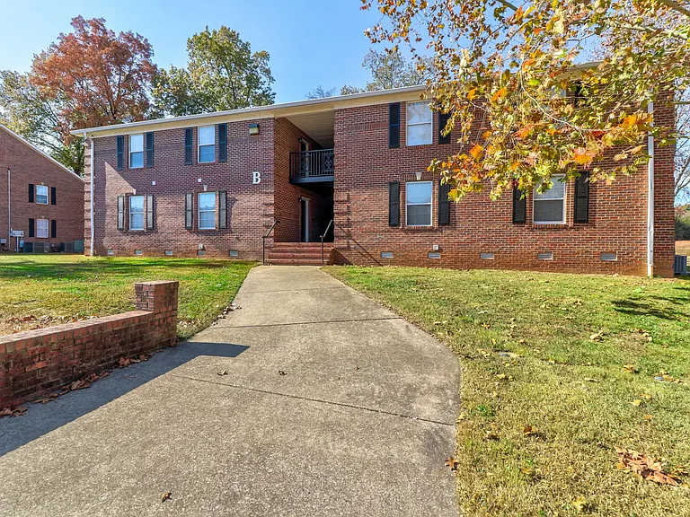 Admiral Place Apartments — Photo 1