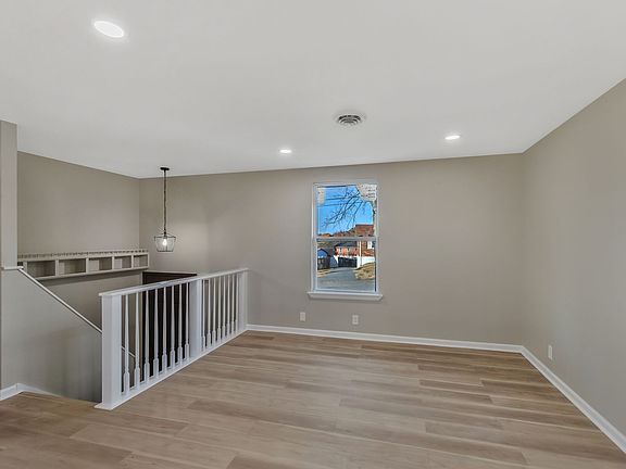 5th image of 309 Kern Dr