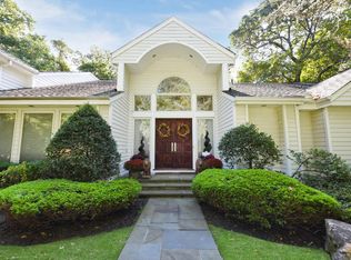 2 Barkers Point Rd, Port Washington, NY 11050