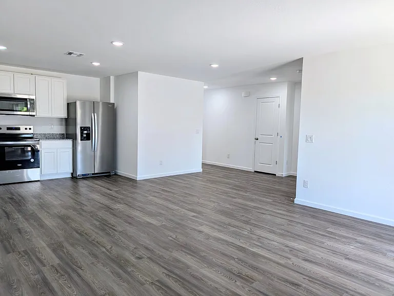 711 Dylan Ct — Photo 3