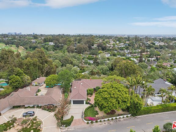 5th image of 672 Amalfi Dr