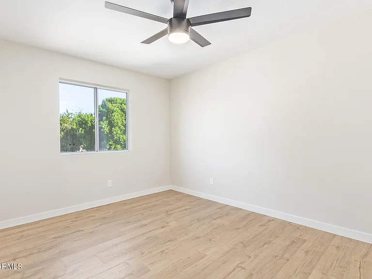 1018 W Kings Ave — Photo 28