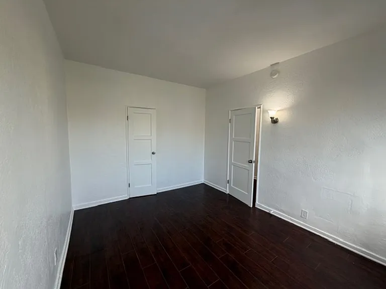 512 N Alexandria Ave — Photo 16