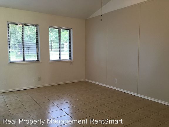 3rd image of 1800 Bissel Ln