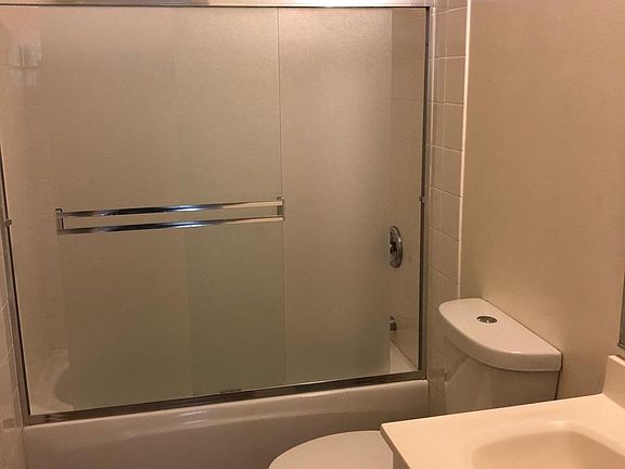 5th image of 405 Auburn Way APT 1