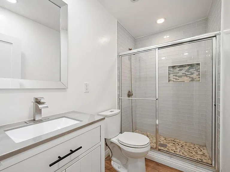 1418 W 69th St — Photo 16