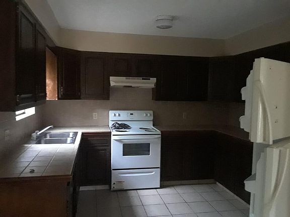 4th image of 216 E Upas Ave
