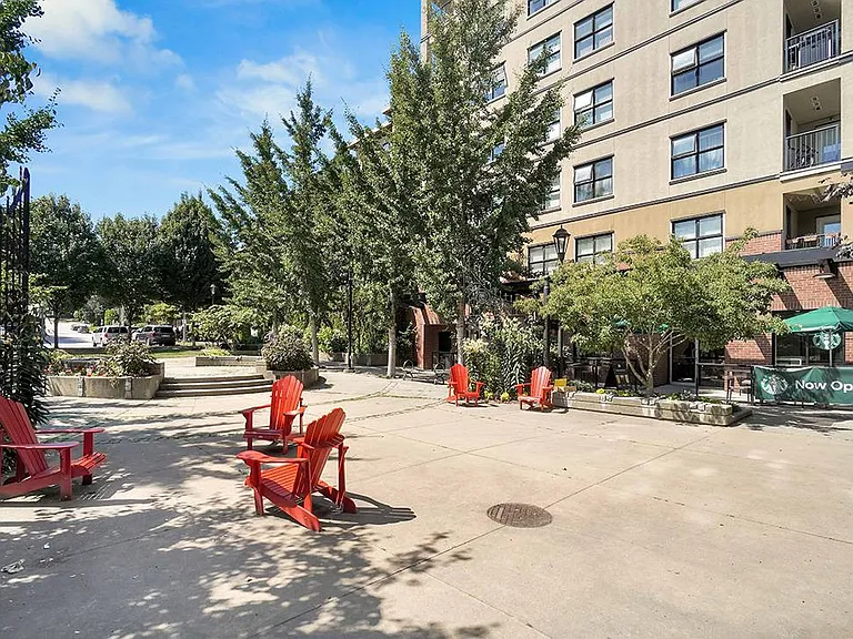 408 E Columbia St — Photo 11