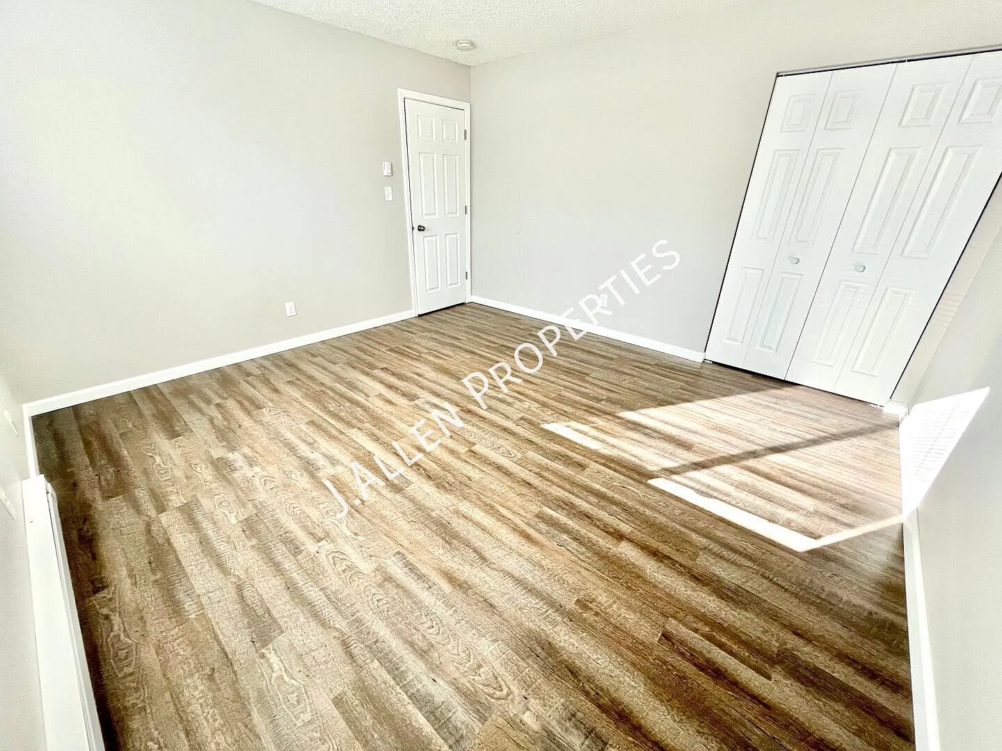Modern, Renovated 2 bed — Photo 3