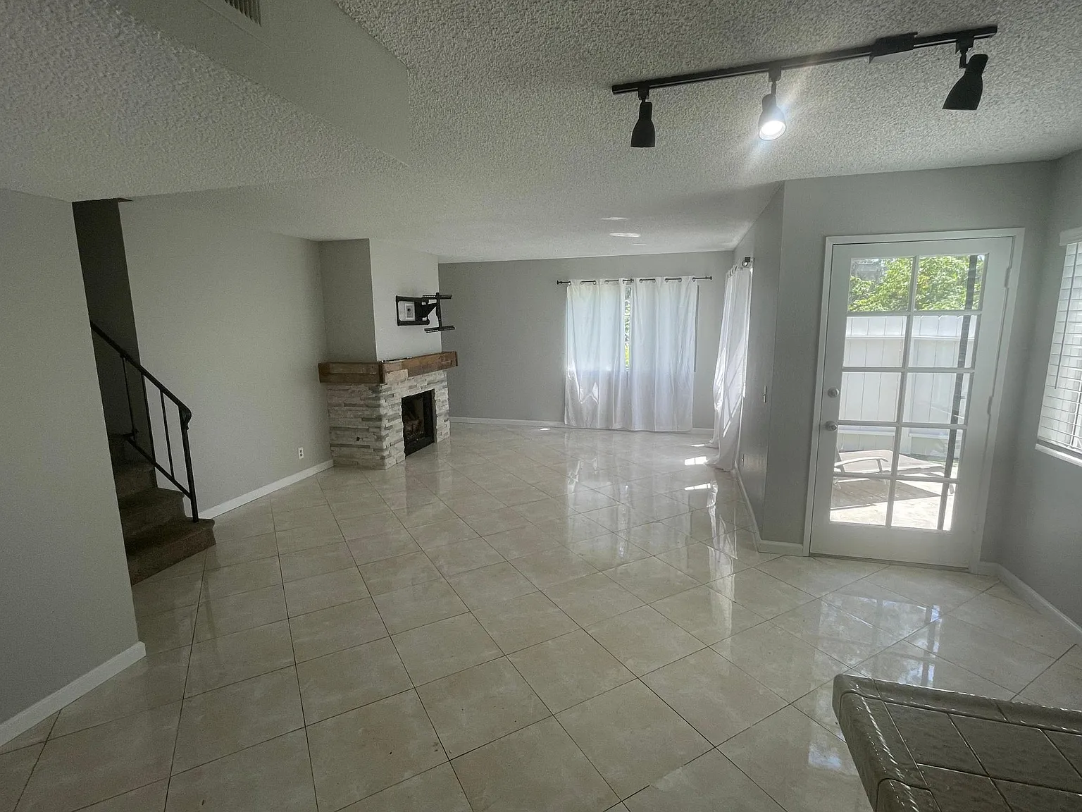 3 bed, 1490 sqft, $3,850 — Photo 3
