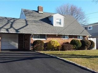 35 Redpoll Ln, Levittown, NY 11756