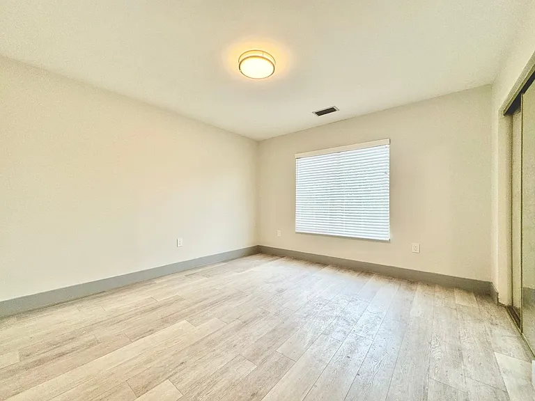 4112 NW 18th Ave — Photo 5